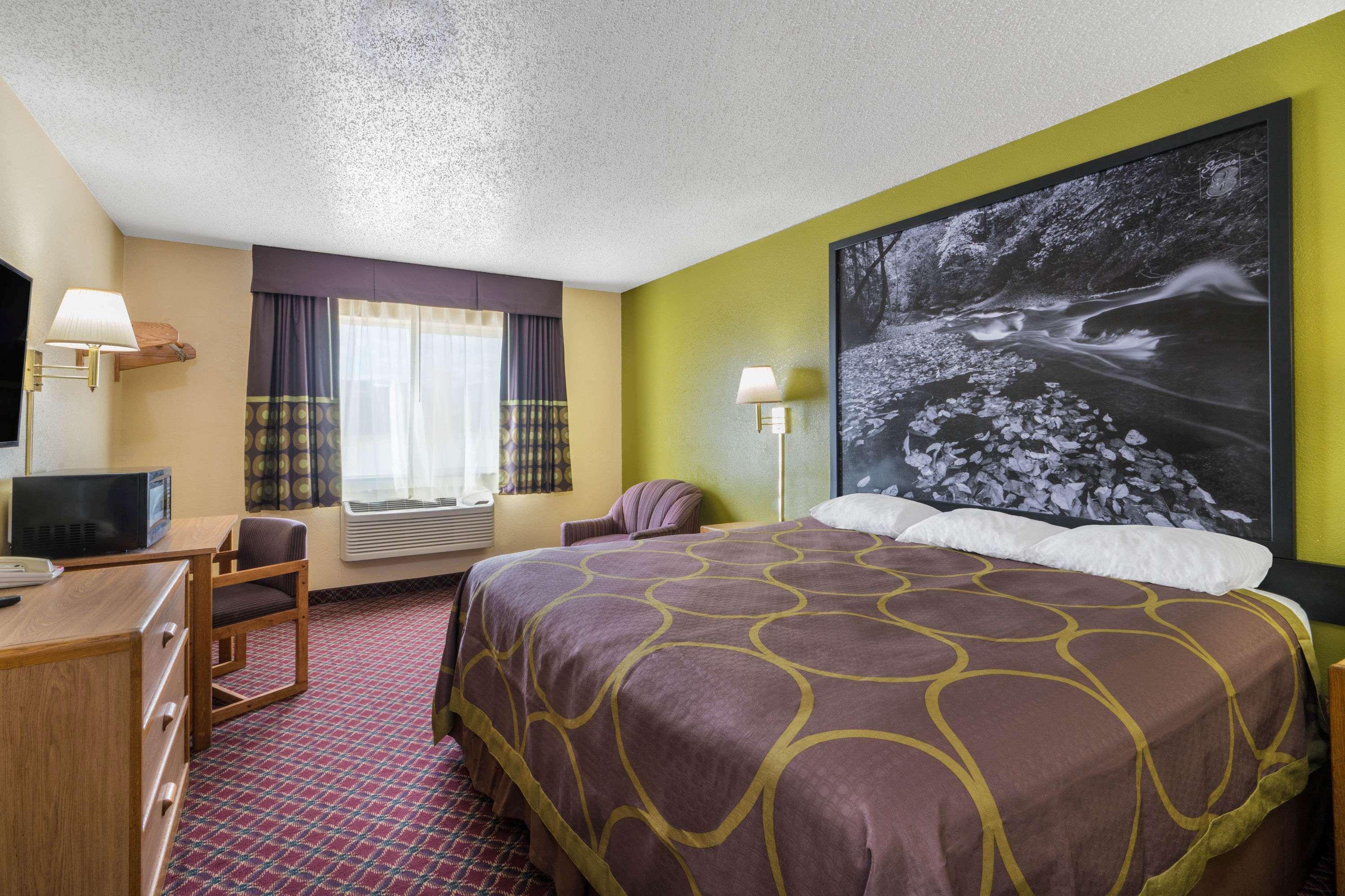 Super 8 By Wyndham Fountain Hotel Exterior foto
