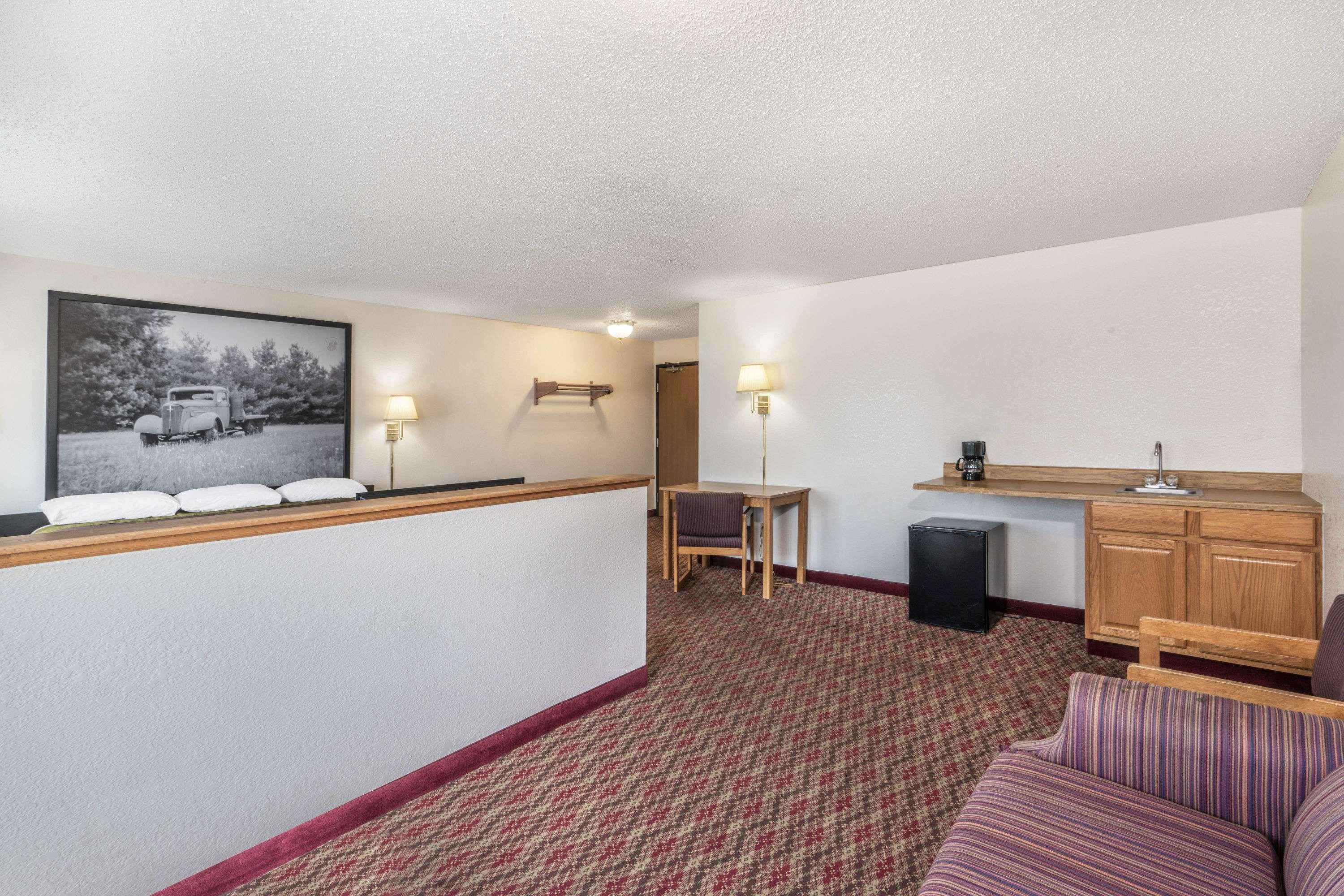 Super 8 By Wyndham Fountain Hotel Exterior foto